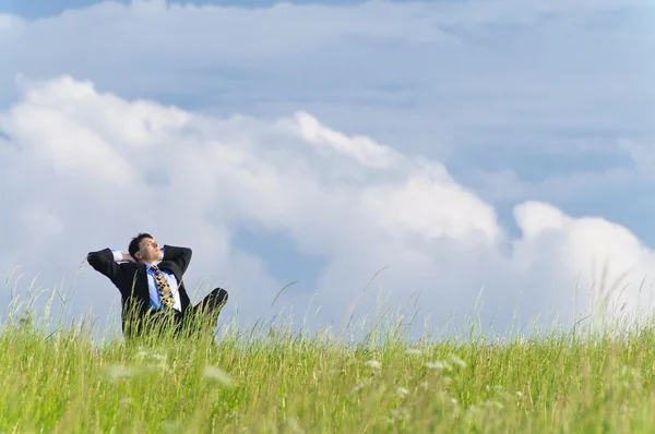 Biznesmen Garnitur Siedząc Krześle Łące Wygląda Odległość Przed Chmury — Zdjęcie stockowe
