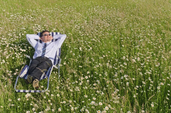 Manager relajante al aire libre en silla de cubierta —  Fotos de Stock