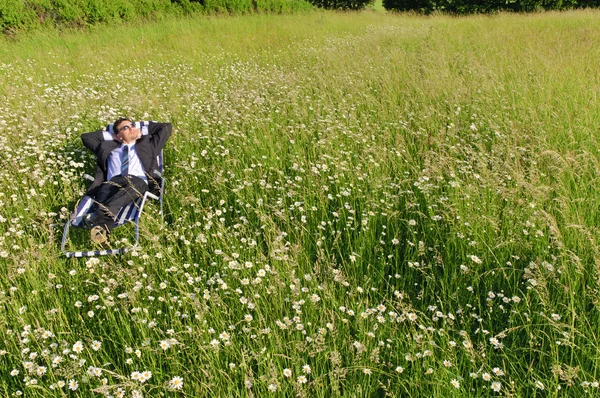 Gerente relaxante ao ar livre na cadeira deck — Fotografia de Stock