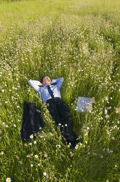 Gerente relaxante ao ar livre — Fotografia de Stock
