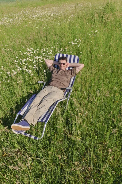 초원 휴식에 남자 — 스톡 사진