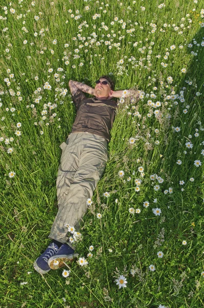 Dospělý Muž Neformálním Oblečení Sedí Lehátku Květnaté Louky Odpočinek — Stock fotografie