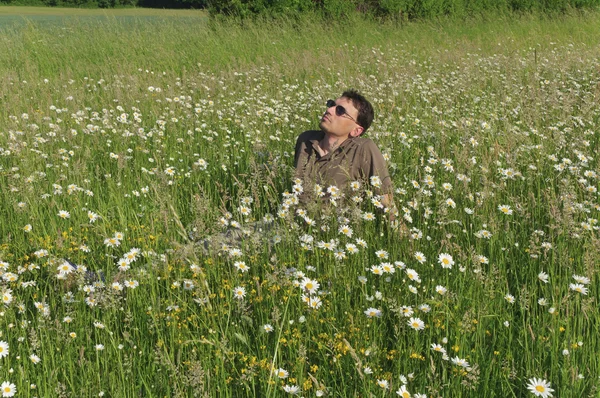 Homme dans la prairie relaxant — Photo