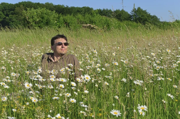 Homme dans la prairie relaxant — Photo