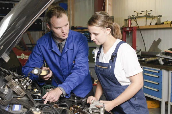 Female auto mechanic — Stock Photo, Image