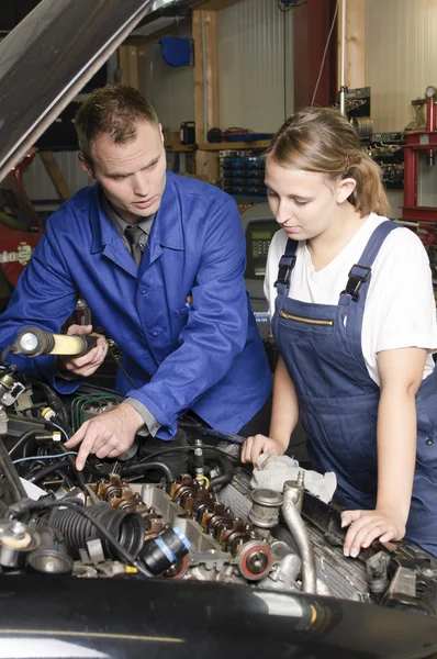Ženské auto mechanik — Stock fotografie