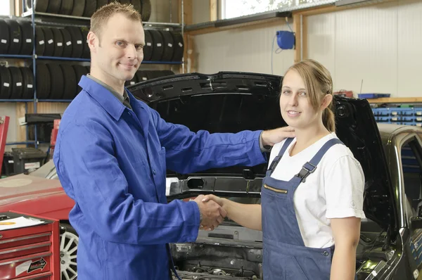 Ženské automechanik šťastný — Stock fotografie