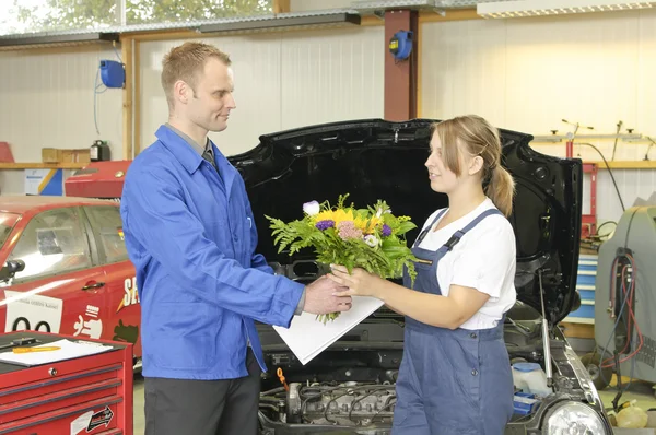 Vrouwelijke auto mechanic gelukkig — Stockfoto