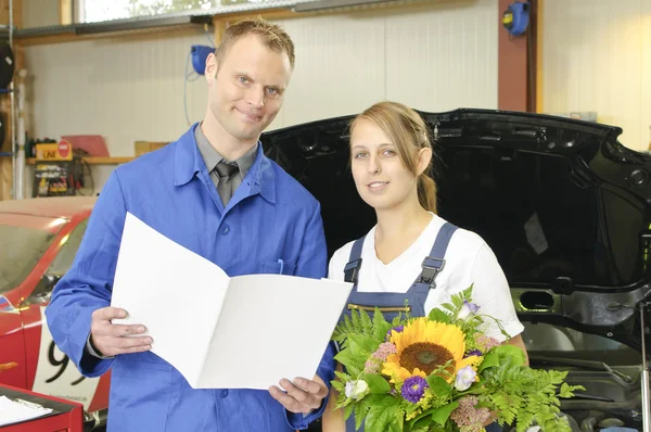 Vrouwelijke auto mechanic gelukkig — Stockfoto