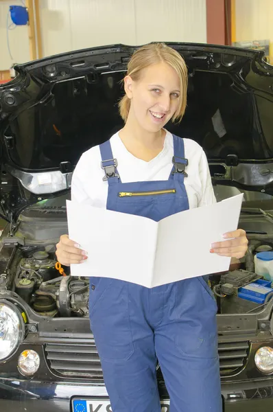 Mechanik samochodowy kobieta szczęśliwa — Zdjęcie stockowe