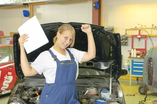 Μηχανικός γυναίκα αυτοκινήτου ευτυχισμένη — Φωτογραφία Αρχείου