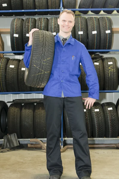 Automechanik s pneu — Stock fotografie