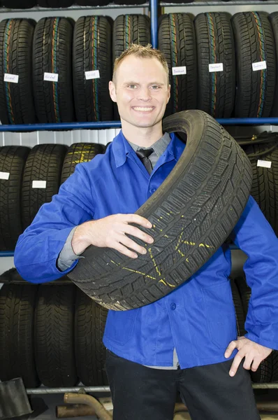 轮胎与汽车修理工 — 图库照片