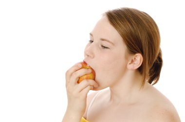 taze meyve yiyen sevimli kız