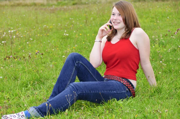 Linda chica al aire libre con teléfono — Foto de Stock