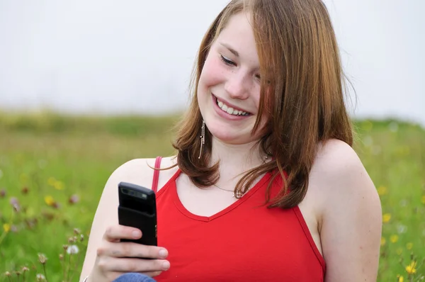 Aranyos lány szabadban, telefon — Stock Fotó
