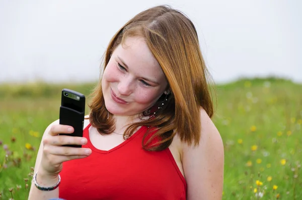 Linda chica al aire libre con teléfono — Foto de Stock