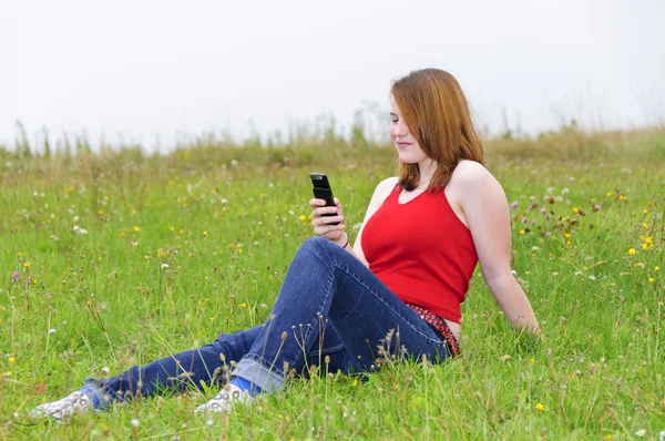 Aranyos lány szabadban, telefon — Stock Fotó