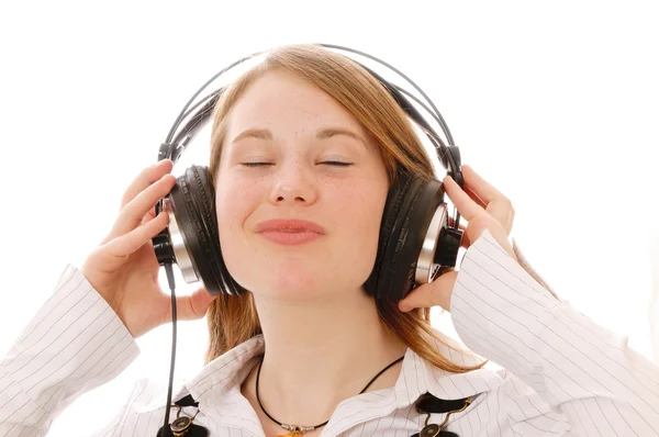 귀여운 소녀 듣기 음악 — 스톡 사진