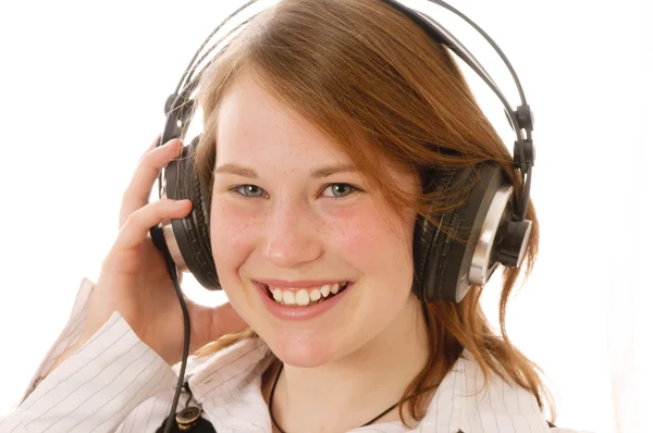 Een leuk meisje luisteren muziek — Stockfoto