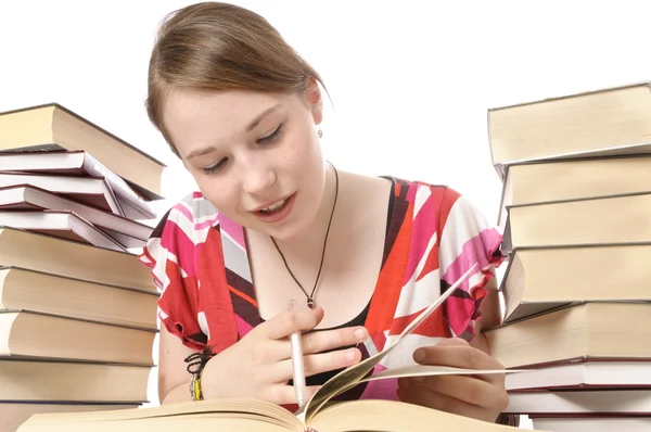 Schattig meisje doet huiswerk — Stockfoto