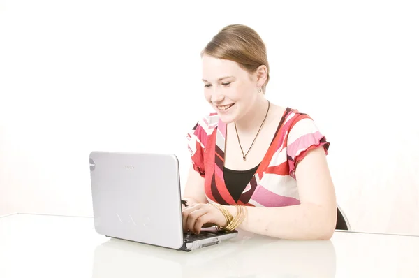 Linda chica con PC portátil — Foto de Stock