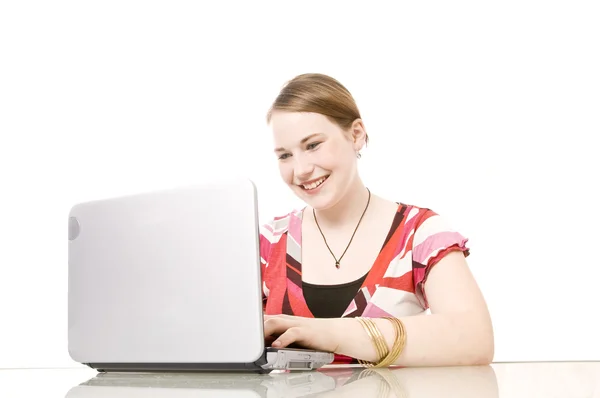 Niedliches Mädchen mit Laptop-PC — Stockfoto