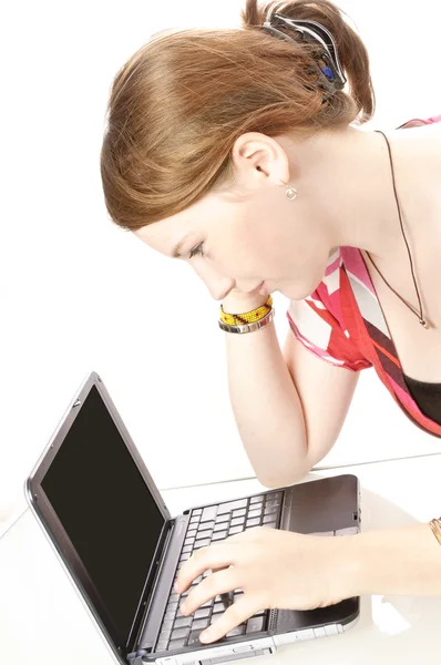 Söt tjej med laptop pc — Stockfoto