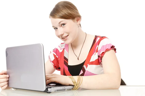 Söt tjej med laptop pc — Stockfoto