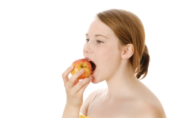 신선한 과일을 먹는 귀여운 여자 — 스톡 사진