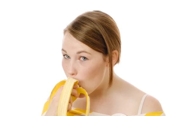Linda chica comiendo fruta fresca — Foto de Stock