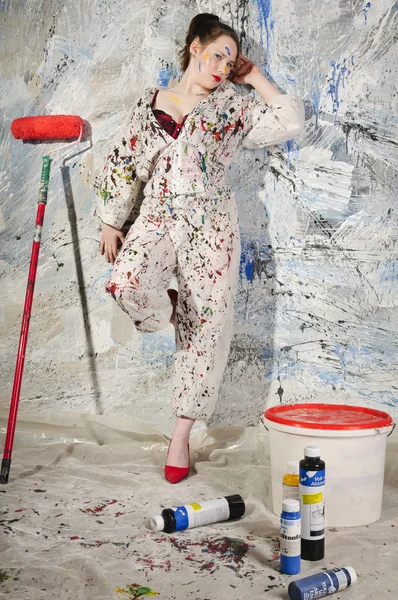 Artisanat féminin attrayant avec rouleau de peinture — Photo