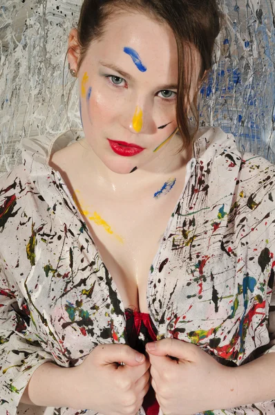 Artesã feminina atraente com rolo de pintura, Retrato — Fotografia de Stock