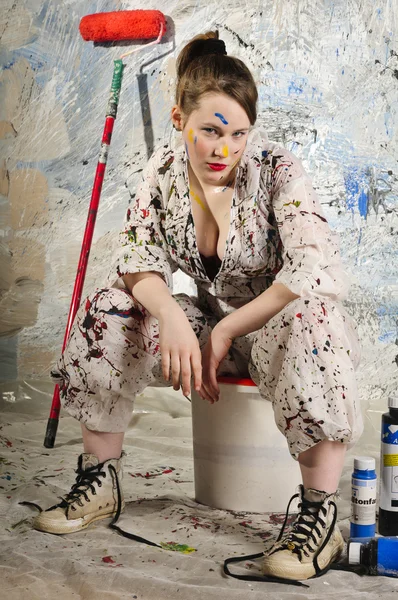 Atractivo artesano femenino con rodillo de pintura — Foto de Stock