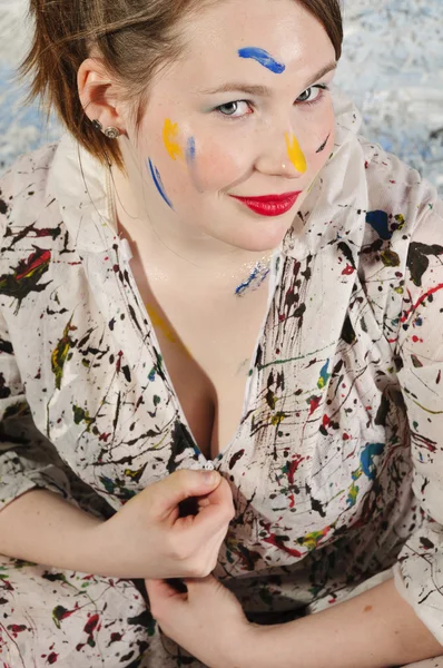 Artesã feminina atraente com rolo de pintura, Retrato — Fotografia de Stock