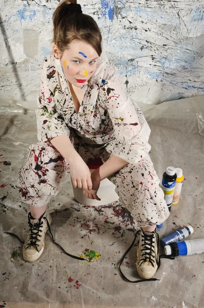 Atractivo artesano femenino con rodillo de pintura — Foto de Stock