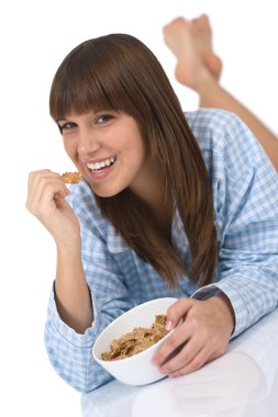 kadın genç kahvaltıda sağlıklı kepekli tahıl yemek
