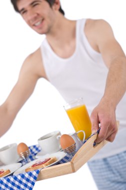 Kahvaltı - tepsi tost ve suyu tutan genç adam