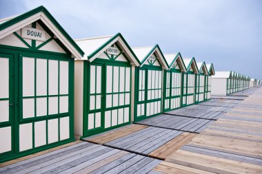 ahşap plaj kulübe yağmur önce geniş açı bakış