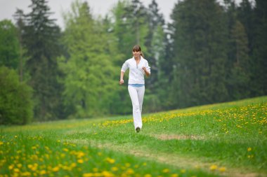 Koşu - sportif kadın karahindiba ile park çalıştırmak için