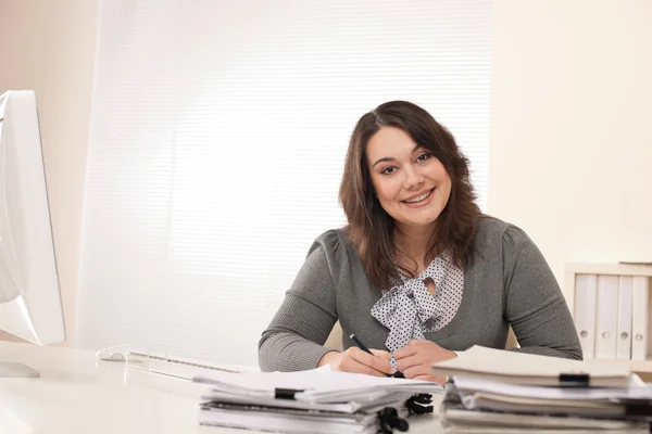 Joven Mujer Negocios Que Trabaja Oficina Moderna Con Computadora — Foto de Stock