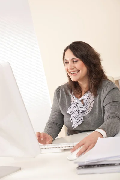 在现代办公与计算机工作的年轻商业女人 — 图库照片