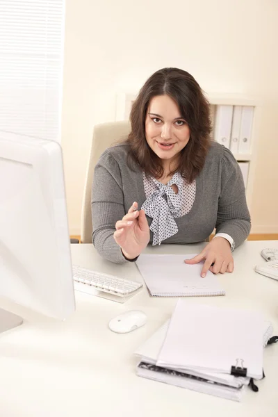在现代办公与计算机工作的年轻商业女人 — 图库照片