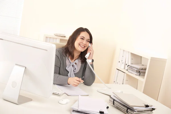Mladá výkonná žena mluví telefonu v kanceláři — Stock fotografie