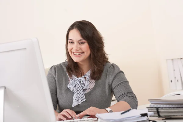 Genç iş kadını ofiste bilgisayar ile çalışma — Stok fotoğraf