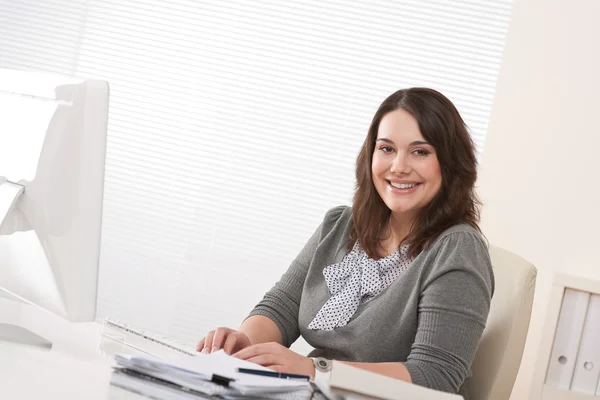 Szczęśliwa Kobieta Siedzi Biurko Komputerem — Zdjęcie stockowe