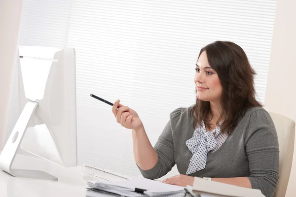 Junge Geschäftsfrau Arbeitet Mit Computer Büro Schreibtisch — Stockfoto