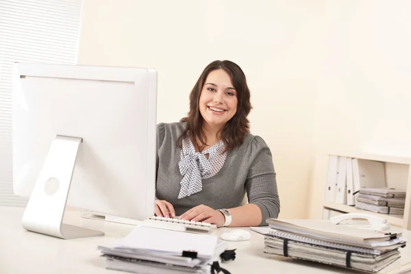 Junge attraktive Geschäftsfrau arbeitet im Büro — Stockfoto