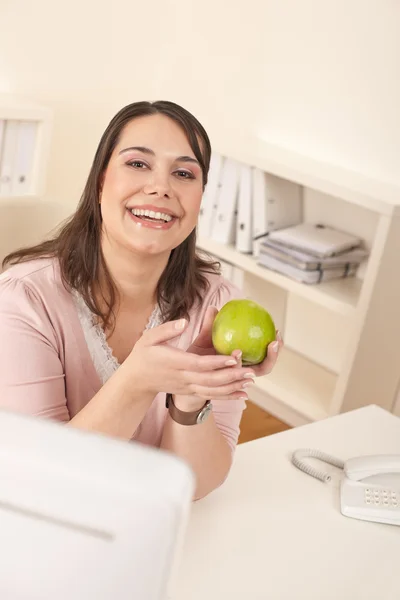 Joven Mujer Negocios Feliz Sosteniendo Manzana Oficina Tomando Bocadillos —  Fotos de Stock