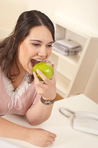 Unga glada affärskvinna håller apple på kontor — Stockfoto